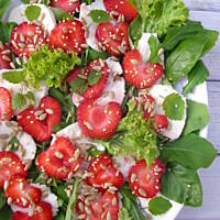 Sałatka z truskawkami i rukolą
