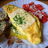 Omlet dwujajeczny z masłem szczypiorkowym i serem