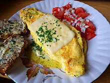 Fot. Mama - Różyczki, Omlet dwujajeczny z masłem szczypiorkowym i serem