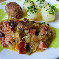 Szybki bigos z młodej kiszonej kapusty