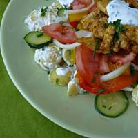 Warstwowa sałatka z kurczakiem