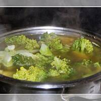 Błyskawiczna zupa krem brokułowa z akcentem pomidorowym