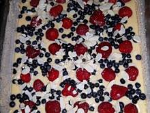 Fot. Aarionne, Ciasto jogurtowe z truskawkami i jagodami