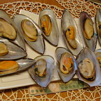 Małże z winnym dressingiem