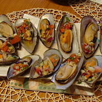 Małże z winnym dressingiem