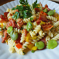 Makaron z boczkiem i bobem  smaczny i kolorowy na szybki obiad