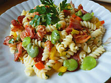 Fot. Mama - Różyczki, Makaron z boczkiem i bobem  smaczny i kolorowy na szybki obiad