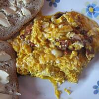 Jajecznica z kiełbasą chorizzo i camembertem