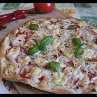 Pizza z marynowaną cebulką