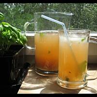 Lemoniada z rabarbarem i bazylią