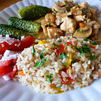 Ryż z warzywami i kurczakiem z pieczarkami