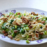 Surówka z porów w towarzystwie orzechów