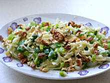 Fot. powsinoga, Surówka z porów w towarzystwie orzechów