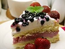 Fot. APM, Biszkopt z masą jogurtową i owocami