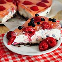 Sernik na zimno z malinami i jagodami