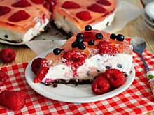 Fot. MIENTA, Sernik na zimno z malinami i jagodami