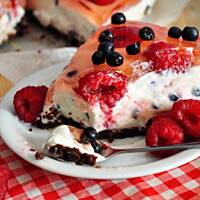 Sernik na zimno z malinami i jagodami