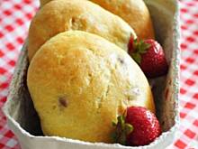 Fot. MIENTA, Drożdżówki z truskawkami