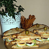 Tostowe piramidki z jajkiem i chrupiącym bekonem