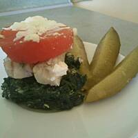 Ryba zapiekana na szpinaku pod pierzynką z pomidorów w towarzystwie serka wiejskiego