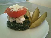 Fot. katherin19, Ryba zapiekana na szpinaku pod pierzynką z pomidorów w towarzystwie serka wiejskiego