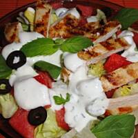 Sałatka z arbuzem, miętą i grillowanym kurczakiem z sosem miętowym