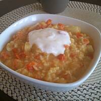 Wegetariańska zupa kalafiorowa z ryżem i papryką