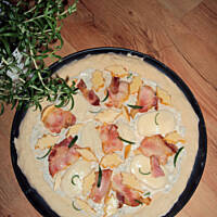 Pizza góralska na sosie czosnkowym