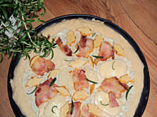 Fot. judik, Pizza góralska na sosie czosnkowym