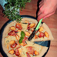 Pizza góralska na sosie czosnkowym