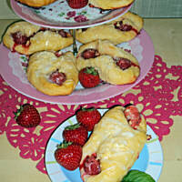 Drożdżówki z truskawkami i cytrynowym lukrem