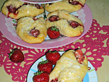 Fot. judik, Drożdżówki z truskawkami i cytrynowym lukrem