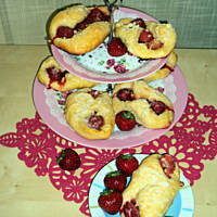 Drożdżówki z truskawkami i cytrynowym lukrem