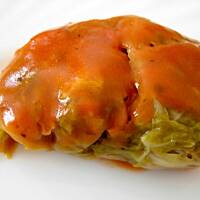 Tradycyjne Gołąbki z mięsem w sosie pomidorowym.