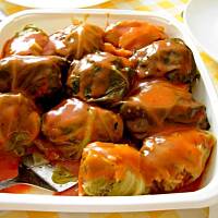 Tradycyjne Gołąbki z mięsem w sosie pomidorowym.