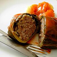 Tradycyjne Gołąbki z mięsem w sosie pomidorowym.