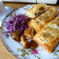 Pieczarki z mozzarellą w cieście francuskim na szybki obiad