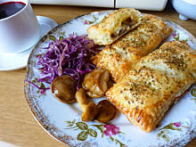 Fot. Mama - Różyczki, Pieczarki z mozzarellą w cieście francuskim na szybki obiad