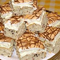 Placek z bezą i bitą śmietaną