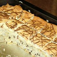 Placek z bezą i bitą śmietaną