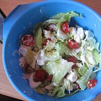 Sałatka wiosenna z pomidorkami cherry, lodową sałatą, skropiona oliwą z oliwek