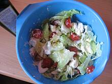 Fot. MonikaMariolka, Sałatka wiosenna z pomidorkami cherry, lodową sałatą, skropiona oliwą z oliwek