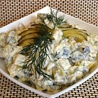 Sałatka z ogórków małosolnych