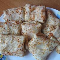 Naleśniki na ostro z sosem chilli, serem żółtym i mortadelą