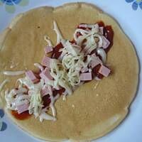 Naleśniki na ostro z sosem chilli, serem żółtym i mortadelą