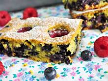 Fot. MIENTA, Ciasto jogurtowe z owocami