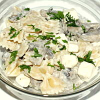 Sałatka pieczarkowa z makaronem i fetą