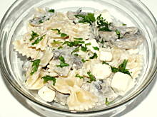 Fot. Barb82, Sałatka pieczarkowa z makaronem i fetą