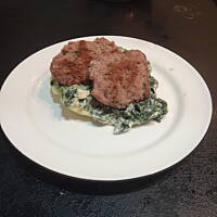 Kurczak serwowany na kremowym szpinaku