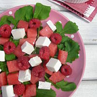 Lekka sałatka letnia. Arbuz z fetą i rukolą.